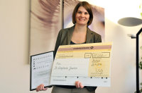 Dr. Stephanie Joachim hält Förderpreis für Glaukom-Erforschung in Händen