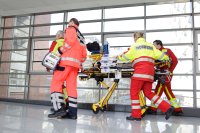 Demonstration eines Patiententransportes unter ECMO-Anschluss (Nachweis: Jan Pauls) Demonstration eines Patiententransportes unter ECMO-Anschluss (Nachweis: Jan Pauls)