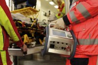 Ein solches ECMO-System kann vorübergehend die Herz-Lungen-Funktion eines Patienten mit Organversagen übernehmen und ist auch mobil für Transporte einsetzbar. Bildnachweis: Jan Pauls