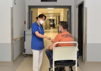 Bild: Verabschiedung auf der Station: Nach Genesung und Beendigung der Isolierung kehrt der Patient jetzt in seine Heimat zurück. Bildnachweis: Bergmannsheil