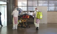 Ein Patient aus den Niederlanden wird in der Notaufnahme des Bergmannsheils in Empfang genommen. Bildnachweis: Bergmannsheil