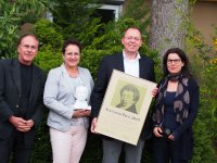Bild (v.l.): Prof. Dr. Michael Tryba, Dr. Ingrid Spohr (Mundipharma), Dr. Dr. Andreas Schwarzer, Prof. Dr. Esther Pogatzki-Zahn. Bildnachweis: Prof. Dr. Christoph Maier