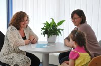 Rebecca Kowalewski (links) ist Leiterin der neuen Kinderneurologie-Beratungsstelle im Bergmannsheil – Bildnachweis: D. Wagner/Bergmannsheil
