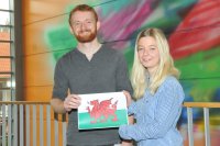 Bild (v.l.): Die Bergmannsheil-Azubis Jannis Kraft und Alina Scherbarth vor ihrer Abreise nach Wales - Bildnachweis: Bergmannsheil