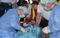 Zwei Teams, ein Ziel: Einsatzübung zur Wiederbelebung mit einer Mini-Herz-Lungen-Maschine – Bildnachweis: Prof. Dr. Justus Strauch