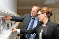 Geschäftsführer Johannes Schmitz zeigt Michelle Müntefering historische Bilder vom Bergmannsheil, der ältesten Unfallklinik der Welt. Bild: V. Daum/Bergmannsheil