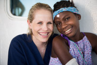 Krankenschwester Nina Denz mit einer Patientin an Bord der M/S Africa Mercy - Copyright: Mercy Ships