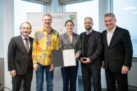 Wirtschafts- und Digitalminister Prof. Dr. Andreas Pinkwart (rechts) überreicht den Förderbescheid. V.l.: Prof. Dr. Ioannis Iossifidis (Hochschule Ruhr West, Bottrop), Dr. Christian Klaes (Universitätsklinikum Knappschaftskrankenhaus Bochum), Dr. Corinna Weber (SNAP GmbH, Bochum), Dr. Matthias Sczesny-Kaiser (BG Universitätsklinikum Bergmannsheil, Bochum) © MWIDE NRW / M.Hermenau
