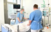 Alle Patientenzimmer sind mit modernster Beatmungs- und Monitoringtechnik ausgestattet. Bildnachweis: M. Kalwey, Bergmannsheil