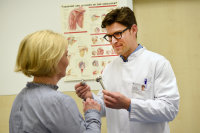Prof. Dr. Dominik Seybold, Leitender Oberarzt der Chirurgischen Universitätsklinik im Bergmannsheil, zeigt eine sogenannte inverse Schulterprothese. Bildnachweis: Volker Daum / Bergmannsheil