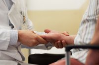 Handuntersuchung in der Ambulanz - Bild: M. Gloger / Bergmannsheil