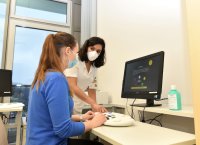 Psychologin Yasothani Puwanesarasa, Mitarbeiterin der Neurologischen Klinik im Bergmannsheil, prüft mit neuropsychologischen Verfahren die Reaktionsfähigkeit und Belastbarkeit von Betroffenen. Bildnachweis: Bergmannsheil