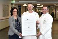 Bild (v.l.): Dr. Tina Groll (Geschäftsführerin Bergmannsheil), Prof. Dr. Marcus Lehnhardt (Direktor Plastische Chirurgie Bergmannsheil) und Prof. Dr. Thomas Auhuber (Medizinischer Direktor Bergmannsheil) - Bildnachweis: Bergmannsheil