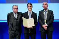 Prof. Dr. Björn Behr (Mitte) mit DGCH-Generalsekretär Prof. Dr. Dr. Hans-Joachim Meyer (links) und Kongresspräsident Prof. Dr. Hauke Lang (rechts). Bildnachweis: DGCH