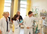 Dr. Martin Kitzrow (rechts) mit dem Behandlungsteam auf der Stroke Unit - Bild: Marcus Gloger Stroke Unit