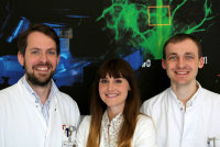 Priv.-Doz. Dr. Ole Goertz (links) mit seinen Mitarbeitern Maria Voigt und Leon von der Lohe – Bildnachweis: V. Daum/Bergmannsheil Arbeitsgruppe Goertz