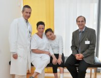 Bild (v.l.): Prof. Dr. Marcus Lehnhardt, Svenja Lücke (stellv. Stationsleitung), die Patientin nach erfolgreicher Operation des linken Fußes und Geschäftsführer Johannes Schmitz – Bildnachweis: Volker Daum/Bergmannsheil