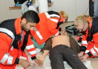 Studenten trainieren die Notfallversorgung am neuen Simulator - Bild: D. Wagner / Bergmannsheil Simulatortraining