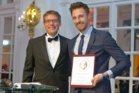 Dr. Johannes Maximilian Wagner (rechts) mit Prof. Dr. Dr. Lukas Prantl, Präsident der DGPRÄC, bei der Preisverleihung. Bildnachweis: @Stefanie Kapra Photo