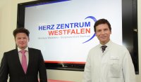 Prof. Dr. Justus Strauch, Direktor der Universitätsklinik für Herz- und Thoraxchirurgie am Bergmannsheil in Bochum und Prof. Dr. Thomas Buck, Chefarzt Klinik für Kardiologie am Knappschaftskrankenhaus Dortmund (v.l.). Bildnachweis: Herzzentrum Westfalen