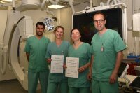 Die beiden erfolgreichen Absolventinnen Olga Popp (2. v. l.) und Daniela Müller (3. v. l.) mit Dr. Assem Aweimer (Oberarzt Kardiologie, links) und Prof. Dr. Moritz Seiffert (Chefarzt Kardiologie). Bildnachweis: Bergmannsheil