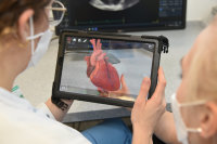 Mit dem AR-Tablet können Studierende Strukturen und Funktionen des Herzens sehr plastisch erlernen – und das Herzmodell sogar anfassen und bewegen.