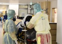 Ein ausländischer Patient mit COVID-19-Erkrankung wird auf die Intensivstation des Bergmannsheils verlegt – Bildnachweis: Melina Kalwey, Bergmannsheil