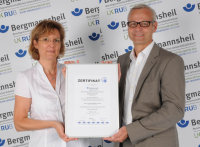 Qualitätsmanagerin Ulrike Hey mit Geschäftsführer Clemens Maurer - Bild: V. Daum / Bergmannsheil