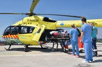 Mitarbeiter des Bergmannsheils verabschieden den Patienten auf dem Hubschrauberlandeplatz der Klinik. Bildnachweis: M. Kalwey / Bergmannsheil