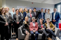 Gruppenbild zur Vertragsunterzeichnung: Vertreterinnen und Vertreter der zum Klinikum gehörenden Träger, der Hochschulleitung, des Hochschulrats und der Medizinischen Fakultät der Ruhr-Universität © RUB, Marquard