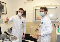 Univ.-Prof. Dr. Björn Behr (rechts) mit Johannes Wagner von der Klinik für Plastische Chirurgie bei einer Indocyaningrün-Untersuchung eines Unterschenkels zur Diagnostik von Lymphödemen. Bildnachweis: Melina Kalwey / Bergmannsheil