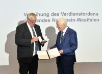 Gesundheitsminister Karl-Josef Laumann (links) übergibt Prof. Dr. Helmut Schatz den Verdienstorden des Landes Nordrhein-Westfalen – Bildnachweis: Robin Jopp, Bergmannsheil