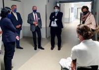V.l.: Tina Groll (Geschäftsführerin), Christian Haardt (Ratsmitglied), Marcus Fritz (komm. Pflegedirektor), Dennis Radtke (MdEP), PD Dr. Mirko Aach (Leiter Abteilung für Rückenmarkverletzte) und Monika Pieper (Ratsmitglied) beim Besuch der Station für querschnittgelähmte Patienten. Bild: Bergmannsheil