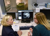 Dr. Kirsten Sucker vom Institut für Prävention und Arbeitsmedizin und Dr. Stefanie Borowy aus der Neurologischen Universitätsklinik am Bergmannsheil diskutieren anhand von MRT-Daten den Zusammenhang von Hirnvernetzung und Hirnbotenstoffen bei der Geruchswahrnehmung. Bildnachweis: Volker Daum/Bergmannsheil