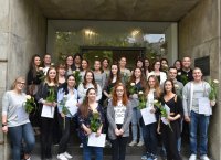 Die glücklichen Examenskandidatinnen und –kandidaten vor der Krankenpflegeschule des Bergmannsheil – Bildnachweis: Bergmannsheil
