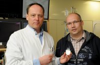 Dr. Axel Kloppe zeigt das CRT-System, rechts im Bild: Patient Frank Schumacher - Bild: V. Daum / Bergmannsheil Bergmannsheil CRT-System