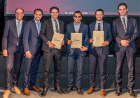 PD Dr. Ibrahim El-Battrawy (3. v. rechts) mit DGK-Tagungspräsident Prof. Dr. Gerhard Hindricks (links), DGK-Präsident Prof. Dr. Stephan Baldus (rechts) und weiteren Preisträgern – Bildnachweis: DGK/Thomas Hauss