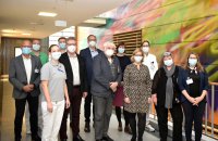 Das externe Audit-Team mit Kolleginnen und Kollegen der Abteilung für BG Rehabilitation und Chefarzt Dr. Sven Jung (3. v. r.) nach dem erfolgreichen Abschluss des Audits. Bildnachweis: BG Universitätsklinikum Bergmannsheil