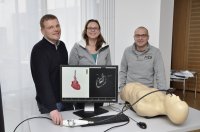 V.l.: Dr. Ties Meyer-Jark (HDZ NRW), Dr. Britta Wolf und Prof. Dr. Peter Zahn (beide Bergmannsheil) an der TEE-Simulationspuppe - Foto: Armin Kühn Armin Kuehn TEE-Kurs