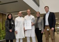 Bild (v.l.): Dr. Tina Groll (Geschäftsführerin), Prof. Dr. Thomas A. Schildhauer (Ärztlicher Direktor), Dr. Hinnerk Baecker (Leiter EPZ max), Claudia Kästner (Leitung Qualitätsmanagement), Sven Schulze (Qualitätsmanagement) – Nachweis: V. Daum/Bergmannsheil