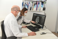 Bild: Blutungen im Gehirn: Prof. Dr. Peter Schwenkreis (Oberarzt der Neurologischen Klinik im Bergmannsheil) und Tatjana Döll (Ärztin der Neurologischen Klinik im Bergmannsheil) registrieren zunehmend häufigere Schädel-Hirn-Verletzungen bei Verkehrsunfällen von Fahrradfahrern ohne Helm. Bildnachweis: M. Kalwey, Bergmannsheil
