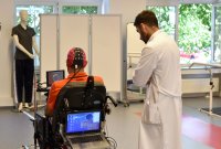 Patient mit Querschnittlähmung steuert den Rollstuhl mit seinen Gedanken. Nachweis: Felix Winkelmann