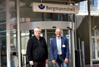 Bild (v.l.): Volker Thierfeld (Leiter der Krankenpflegeschule) wird von Marcus Fritz (kommissarischer Pflegedirektor) zu seiner neuen Position im Bergmannsheil beglückwünscht. Bildnachweis: Bergmannsheil