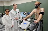 V.l.: Spiroergometrie-Untersuchung mit den Kardiologen Dr. Aydan Ewers und Dominik Schöne – Bildnachweis: V. Daum/Bergmannsheil