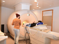 PD Dr. Lara Schlaffke (li.) während der Untersuchung einer Probandin im 3-Tesla-MRT des Research Departments for Neuroscience im Bergmannsheil. Bildnachweis: BG Universitätsklinikum Bergmannsheil