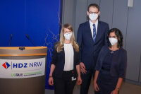 Antrittsvorlesungen im Hörsaal des HDZ NRW: Prof. Dr. Volker Rudolph gratuliert den Privatdozentinnen Dr. Anna Klinke (l.) und Dr. Smita Scholtz (r.) (Foto:Miriam Görmann).