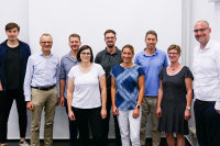 Die Verbundpartner des HepEDiaSeq-Projekts (v. l. n. r.): André Gömer (MMV); Prof. Dr. Heiner Wedemeyer (MHH); Dr. Patrick Behrendt (MHH); Dr. Christina Hecker (Kairos GmbH); Timothy Göhring (Kairos GmbH); Prof. Dr. Tanja Vollmer (HDZ); Prof. Dr. Eike Steinmann (MMV); Birgit Drawe (HDZ); Dr. Daniel Todt (MMV) (Foto: Yannik Brüggemann).