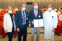 Mit seiner Antrittsvorlesung im Hörsaal des HDZ NRW erhält Privatdozent Dr. Guram Imnadze (2.v.r.) die Lehrbefugnis der Ruhr-Universität Bochum. Erste Gratulanten sind (v.l.) Geschäftsführerin Dr. Karin Overlack, Prof. Dr. Philipp Sommer (Klinikdirektor Elektrophysiologie/Rhythmologie) und der Ärztliche Direktor des HDZ NRW, Prof. Dr. Jan Gummert (Foto: Anna Reiss).
