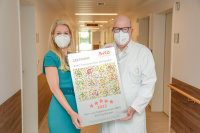 Konstant fünf Sterne: Dr. Karin Overlack, Geschäftsführerin des HDZ NRW, und Klinikdirektor Prof. Dr. Dr. h.c. Diethelm Tschöpe freuen sich über die erneute Auszeichnung, die der Bundesverband Klinischer Diabetes-Einrichtungen (BVKD) an das Diabeteszentrum vergeben hat (Foto Marcel Mompour).