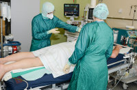 Je nach Körpergröße, Gewicht und eingesetzter Medizintechnik können bei der Umlagerung eines Patienten auf der Intensivstation fünf Personen beteiligt sein (Foto: Marcel Mompour).